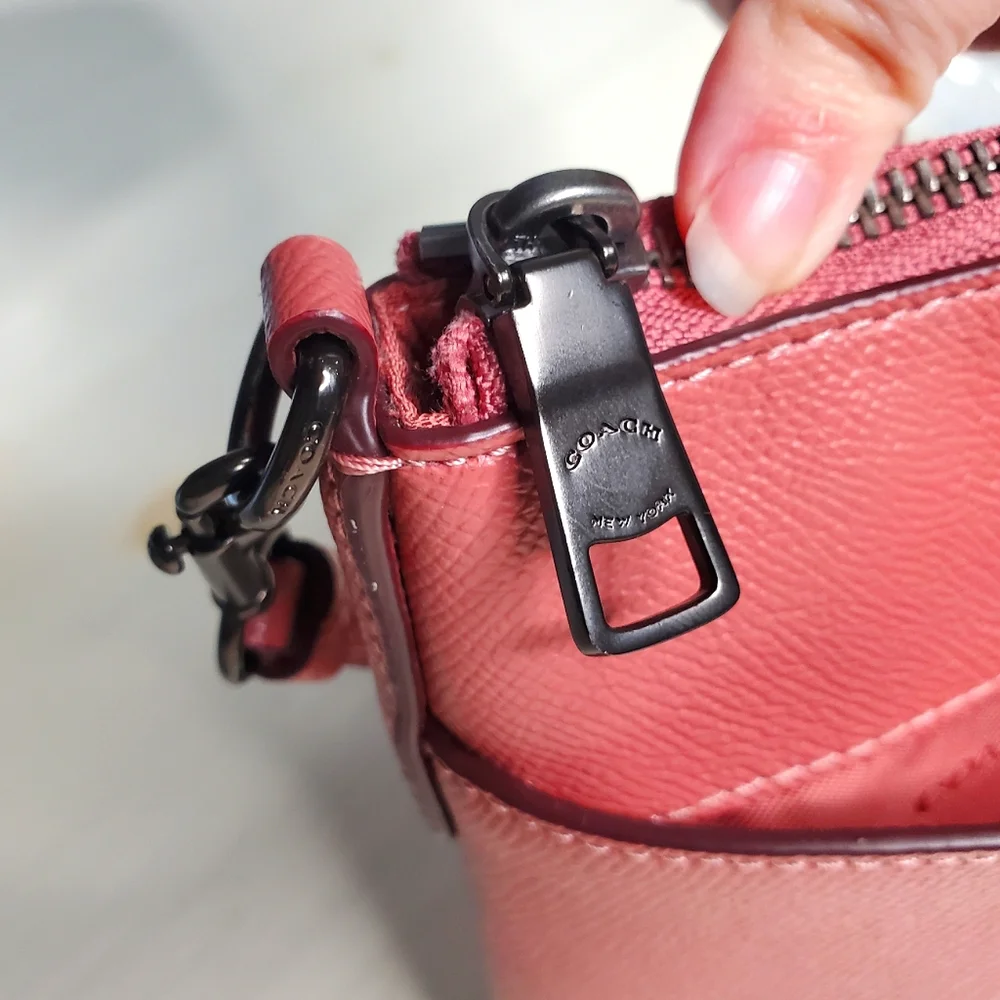 32) COACH Kitt Crossbody Cross-grain Messenger Bag